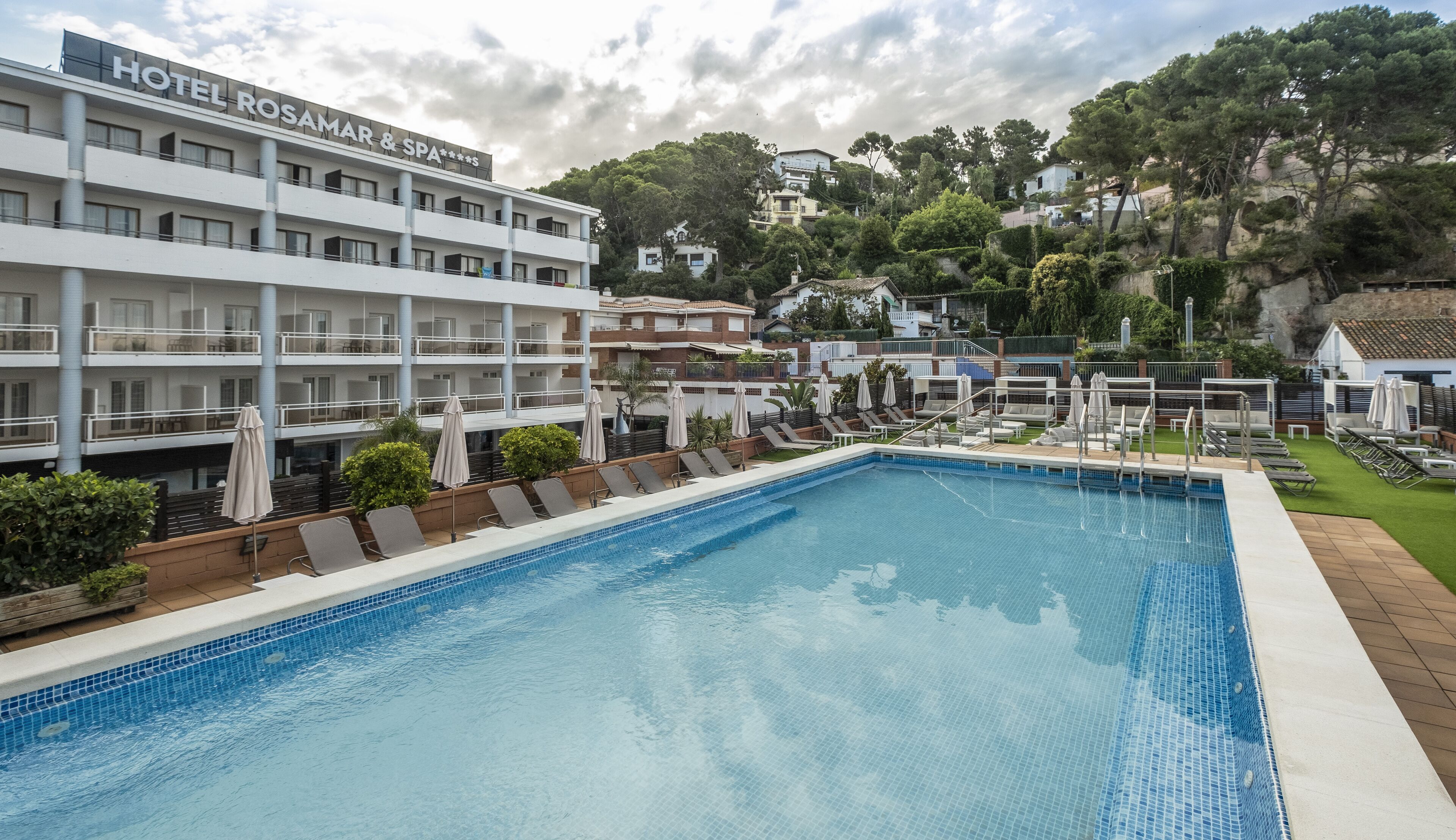 Indoor pool, 3 outdoor pools, pool umbrellas, pool loungers