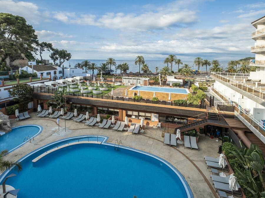 Innenpool, 3 Außenpools, Sonnenschirme, Liegestühle