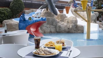 Innenpool, 3 Außenpools, Sonnenschirme, Liegestühle