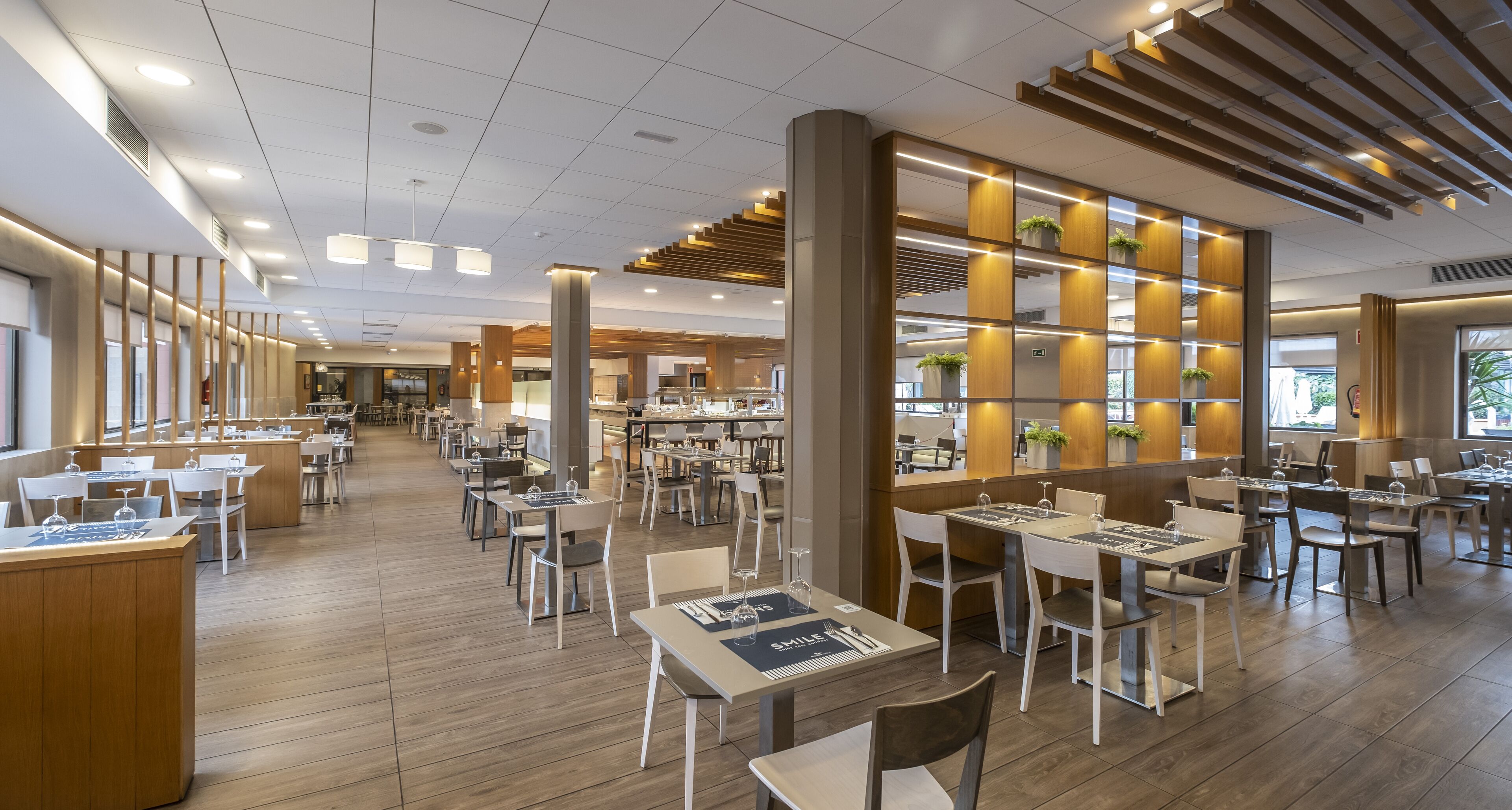 Här finns 2 restauranger som serverar frukost.