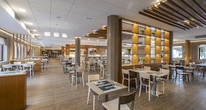 2 restaurantes, se sirven desayunos, comidas y cocina internacional