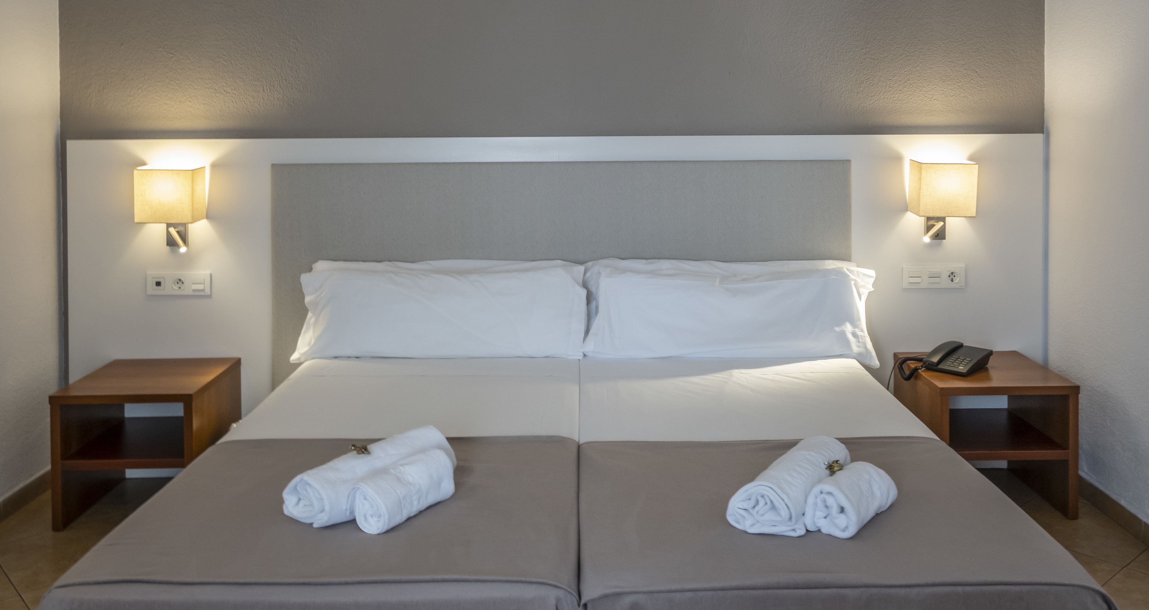 Chambre avec lits jumeaux, balcon (2 adults + 1 child) | Vue sur la rue