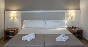 Chambre avec lits jumeaux, balcon (2 adults + 1 child) | Vue sur la rue