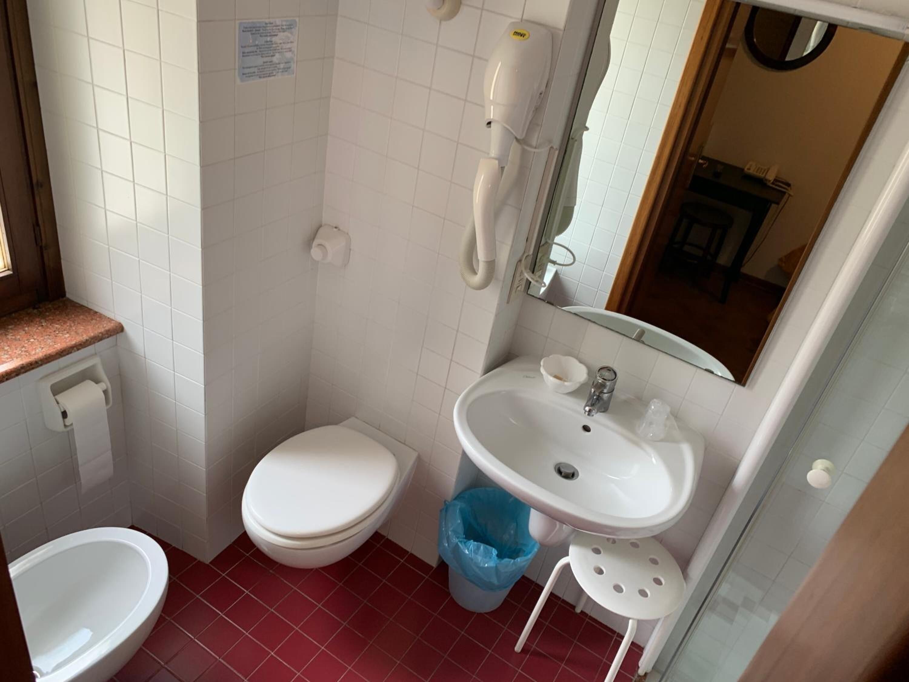 single room, city view | bathroom | shower, free toiletries, hair dryer, bidet