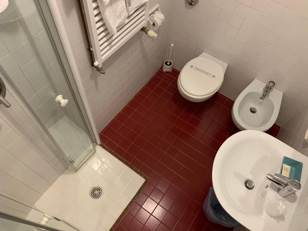 standard triple room | bathroom | shower, free toiletries, hair dryer, bidet