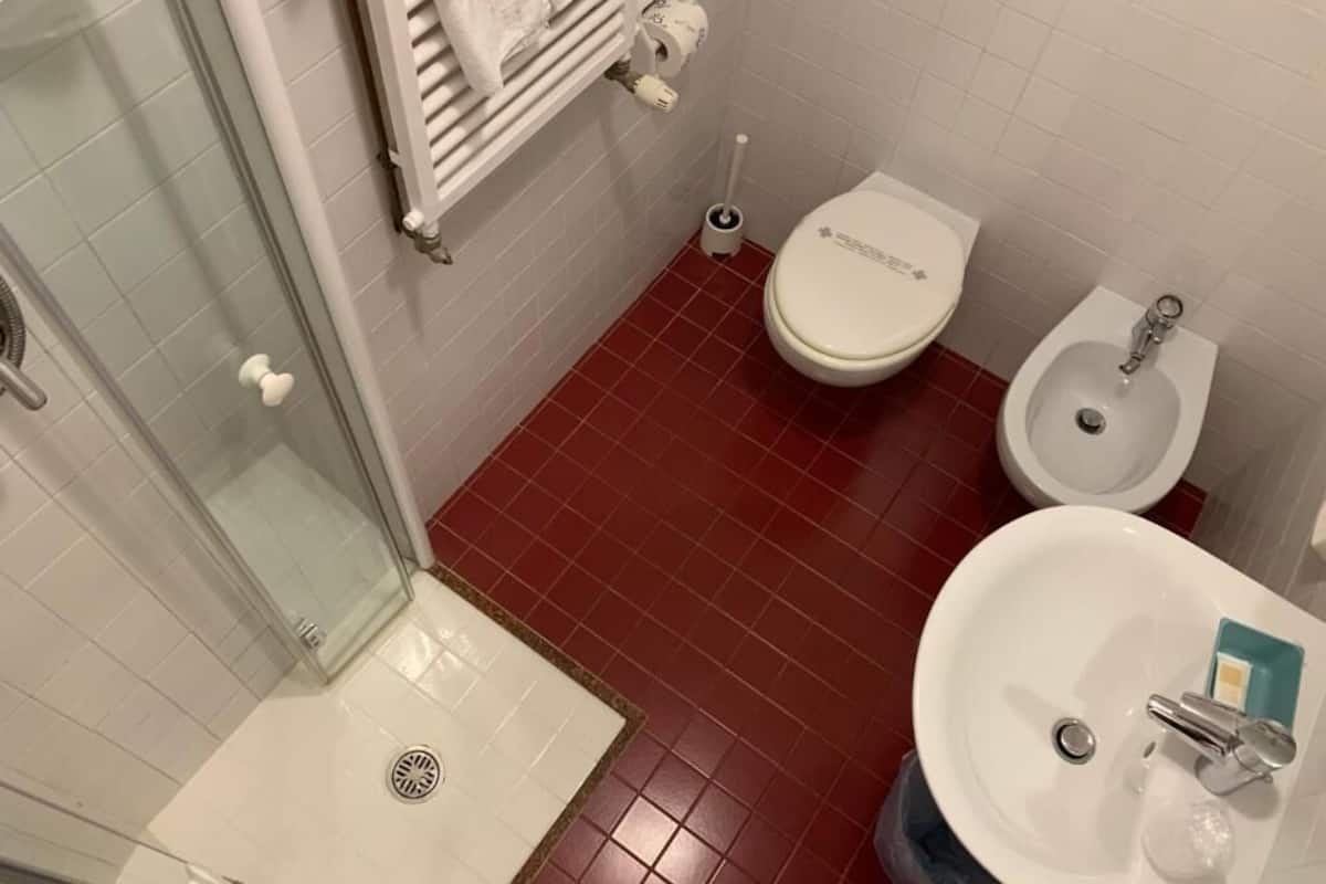 standard triple room | bathroom | shower, free toiletries, hair dryer, bidet