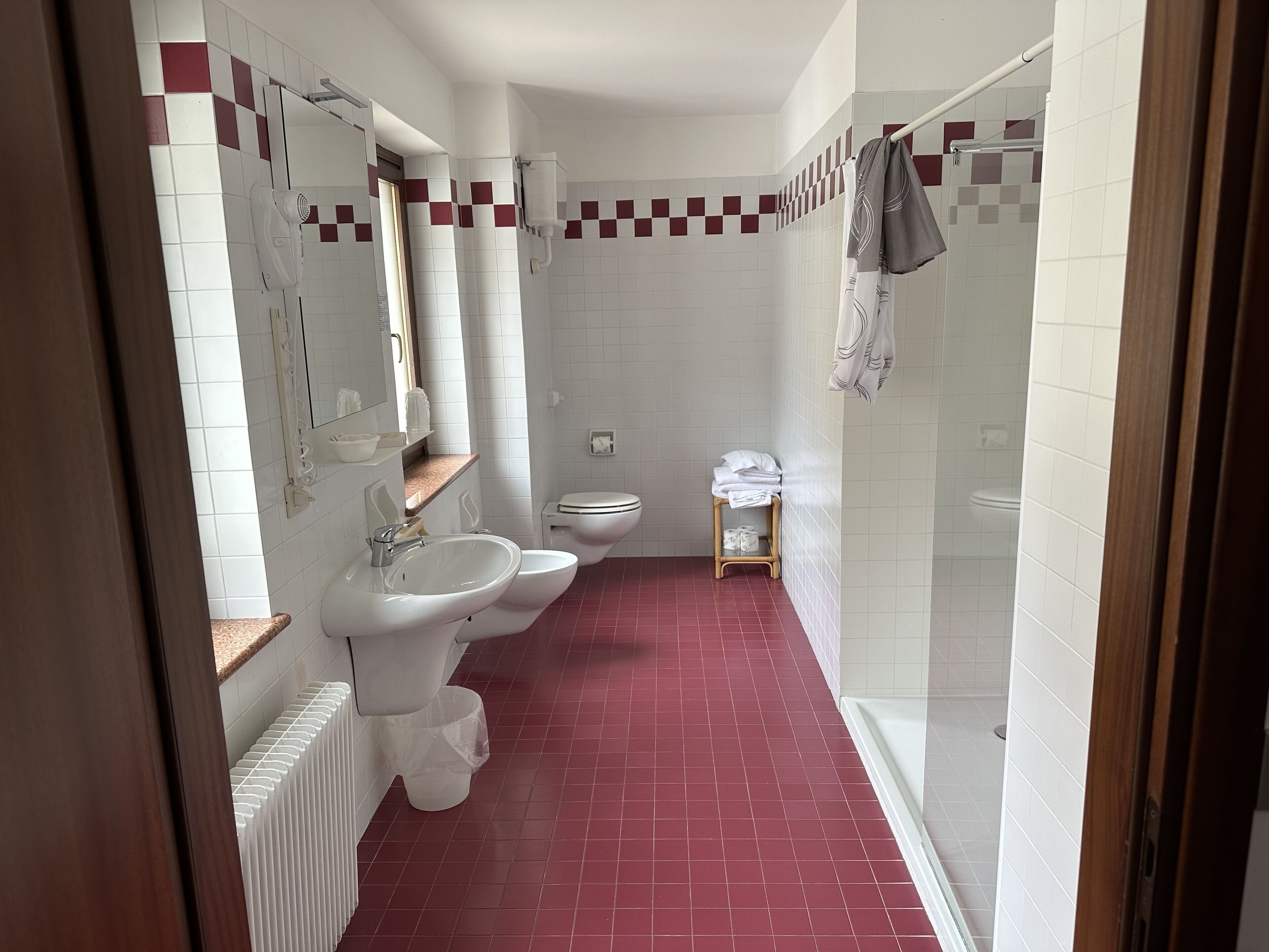 comfort triple room | bathroom | shower, free toiletries, hair dryer, bidet