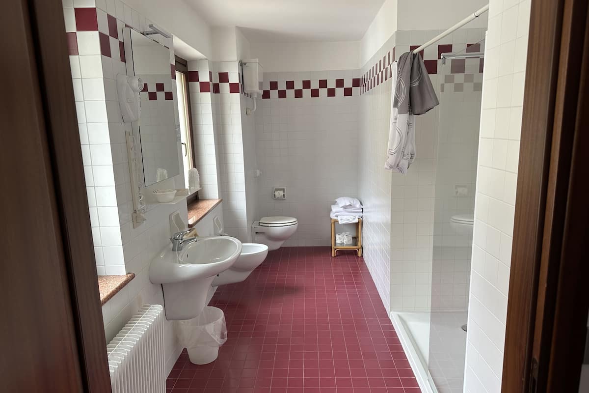 comfort triple room | bathroom | shower, free toiletries, hair dryer, bidet