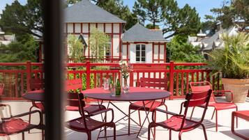 Signature suite, terras (Saint Christophe) | Luxe beddengoed, individueel gedecoreerd, individueel gemeubileerd