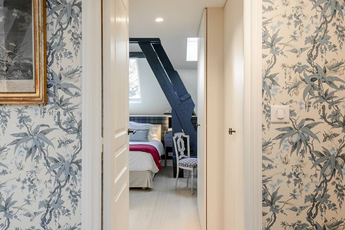 suite (cocon sous les toits) | premium bedding, individually decorated, individually furnished, desk