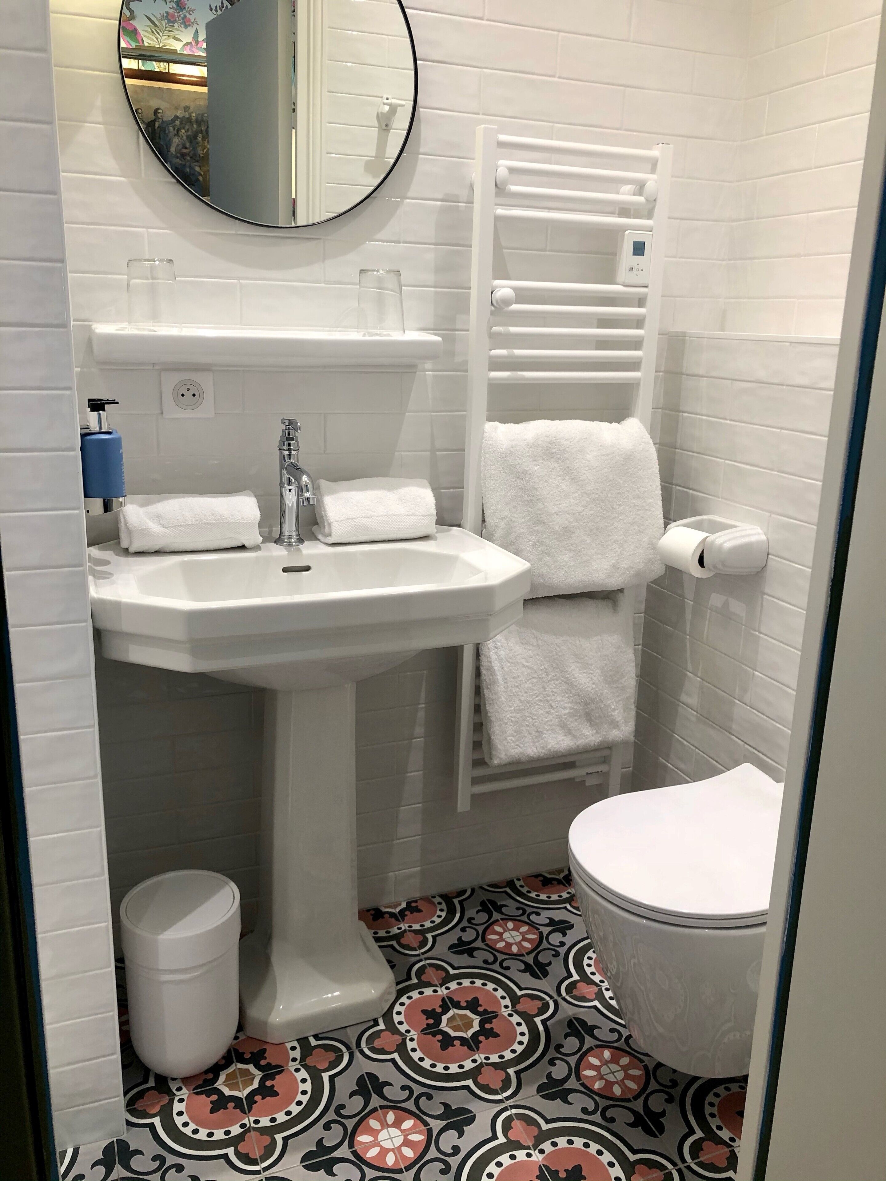 classic double room | bathroom | free toiletries, hair dryer, bathrobes, slippers