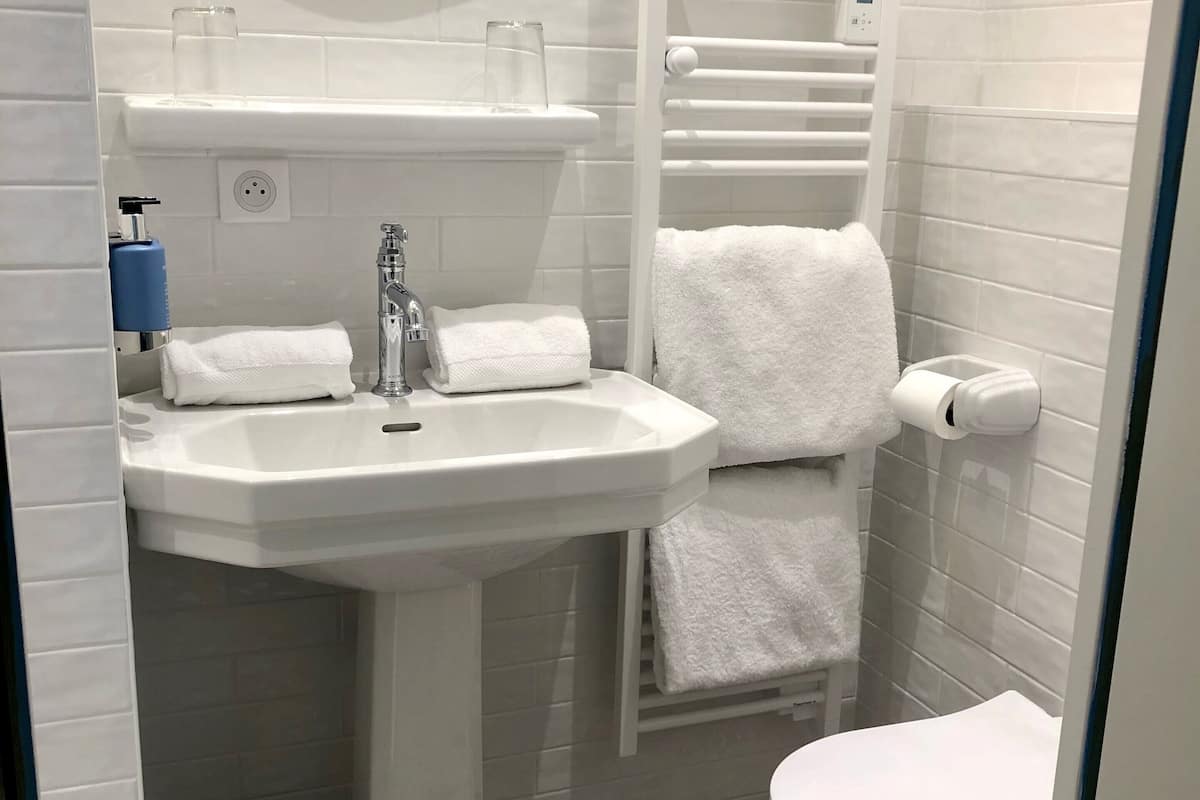 classic double room | bathroom | free toiletries, hair dryer, bathrobes, slippers
