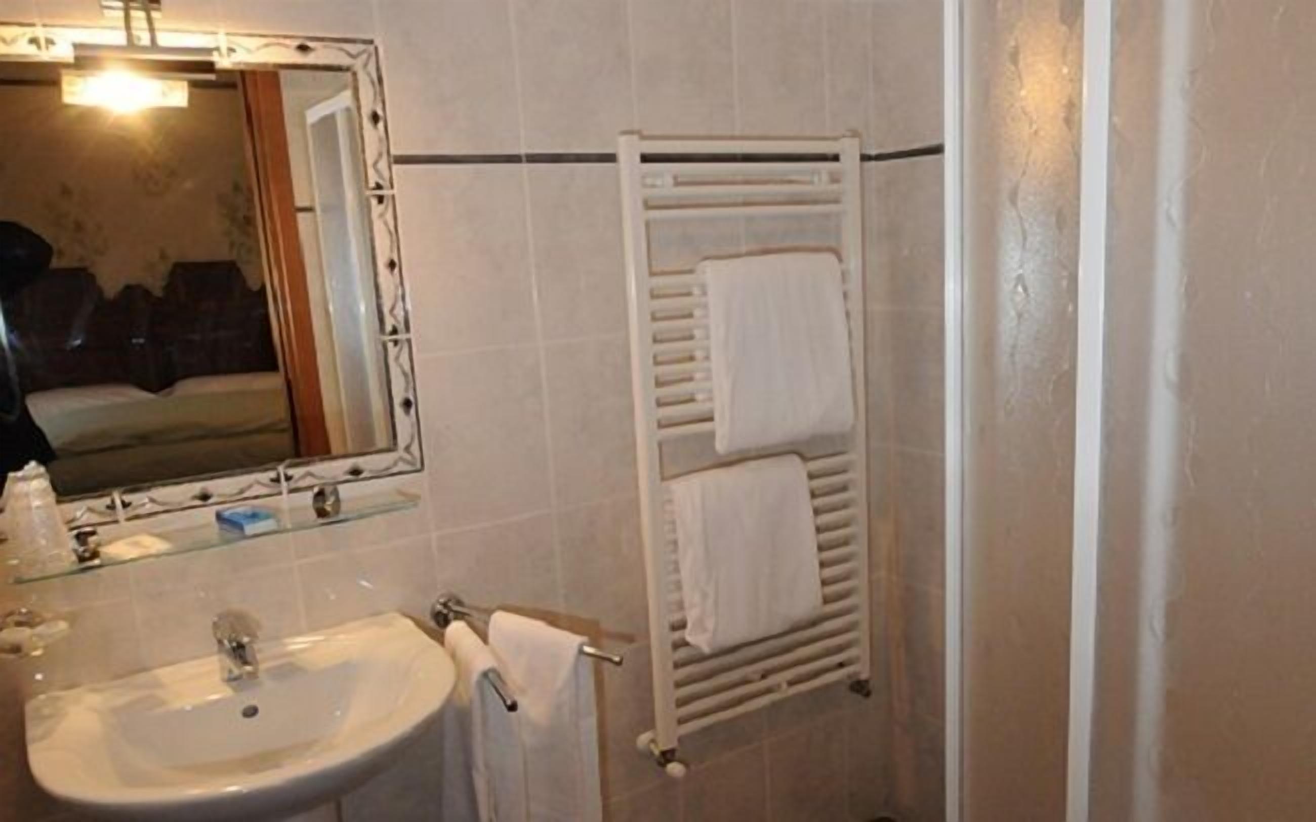 classic double room | bathroom | bathtub, free toiletries, hair dryer, towels