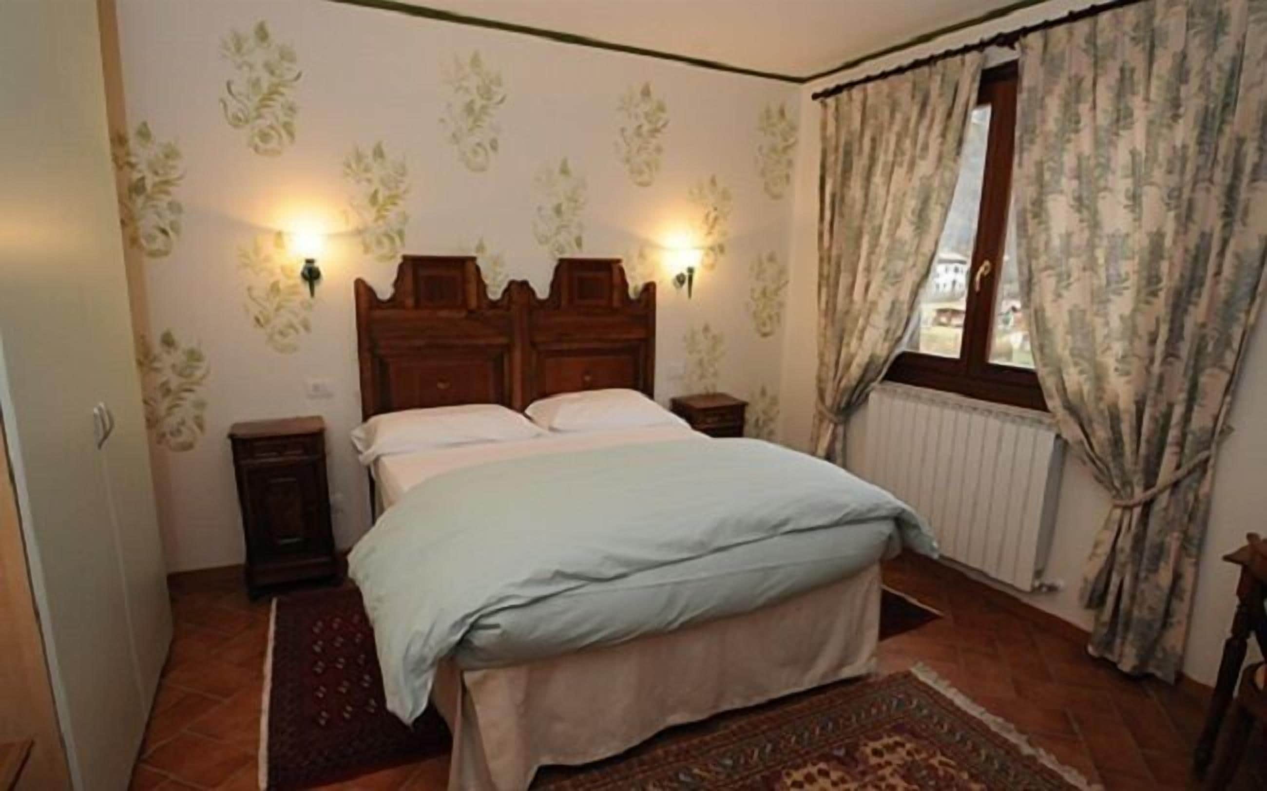 classic double room | 1 bedroom, in-room safe, desk, laptop workspace