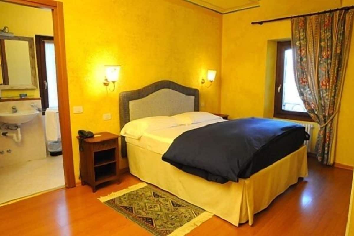 deluxe room, 1 queen bed, valley view | 1 bedroom, in-room safe, desk, laptop workspace