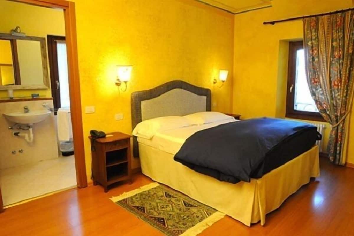 Deluxe kamer, 1 queensize bed, uitzicht op vallei | Een kluis op de kamer, een bureau, een laptopwerkplek, gratis wifi