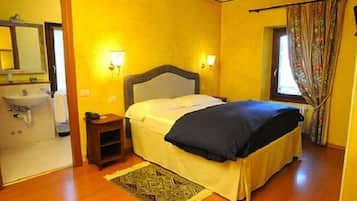 Chambre Deluxe, 1 grand lit, vue vallée | Coffres-forts dans les chambres, bureau