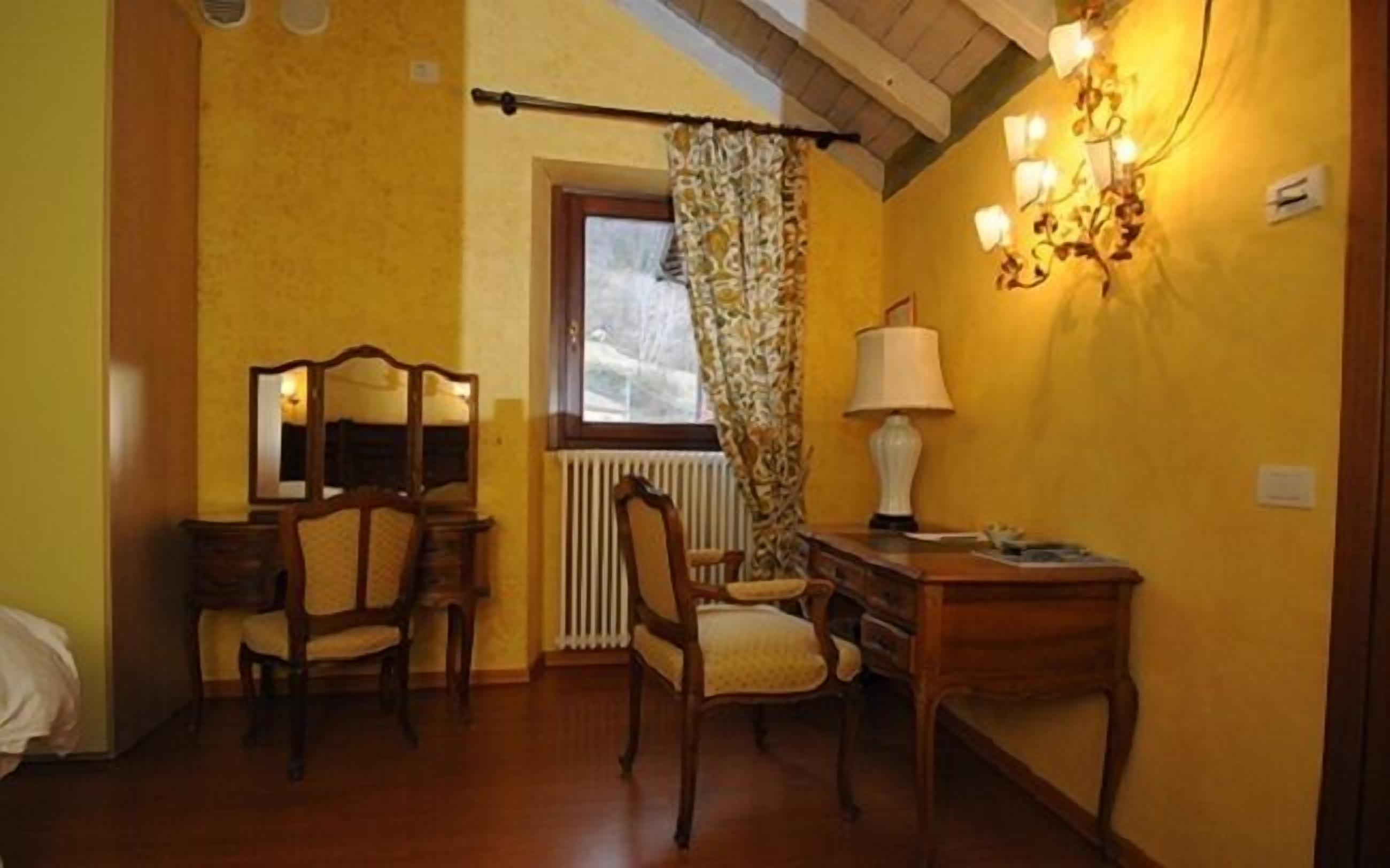 deluxe room, 1 queen bed, valley view | living area | flat-screen tv