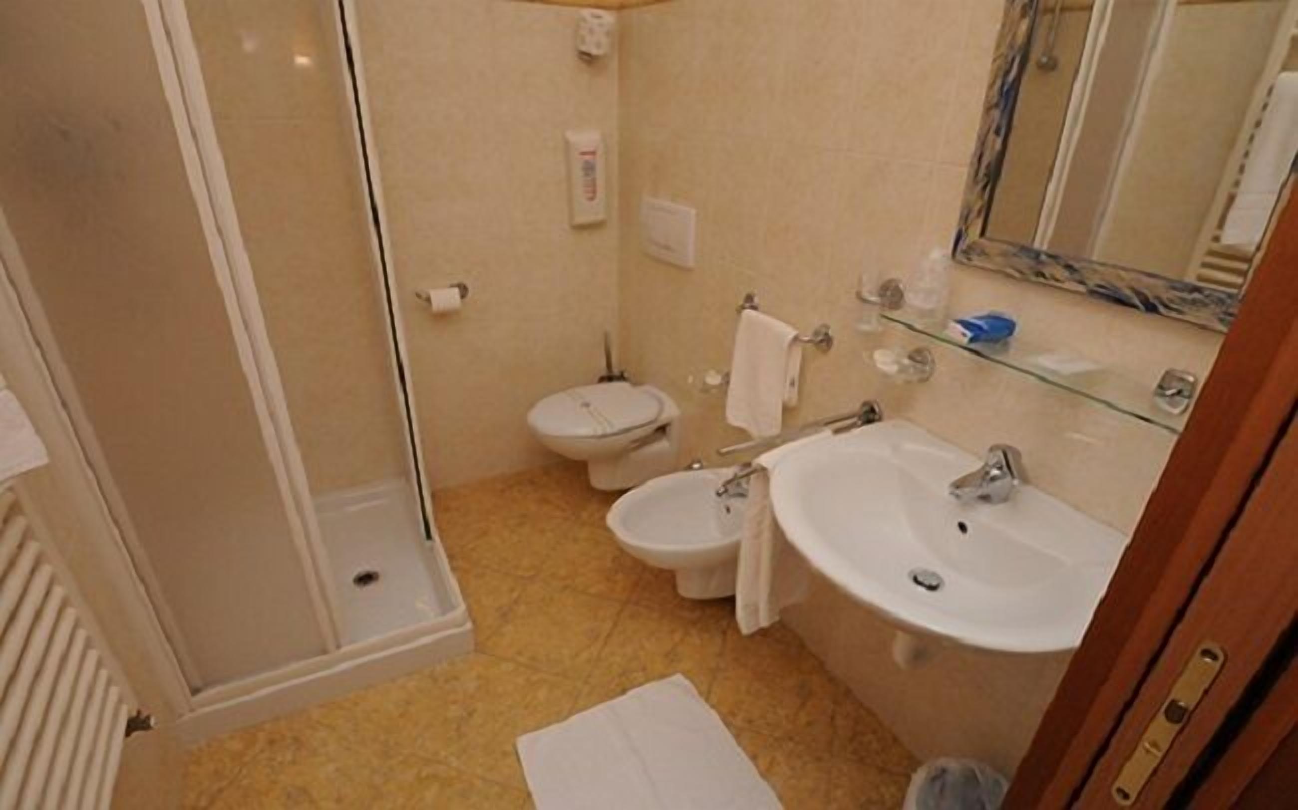 classic double room | bathroom | bathtub, free toiletries, hair dryer, towels