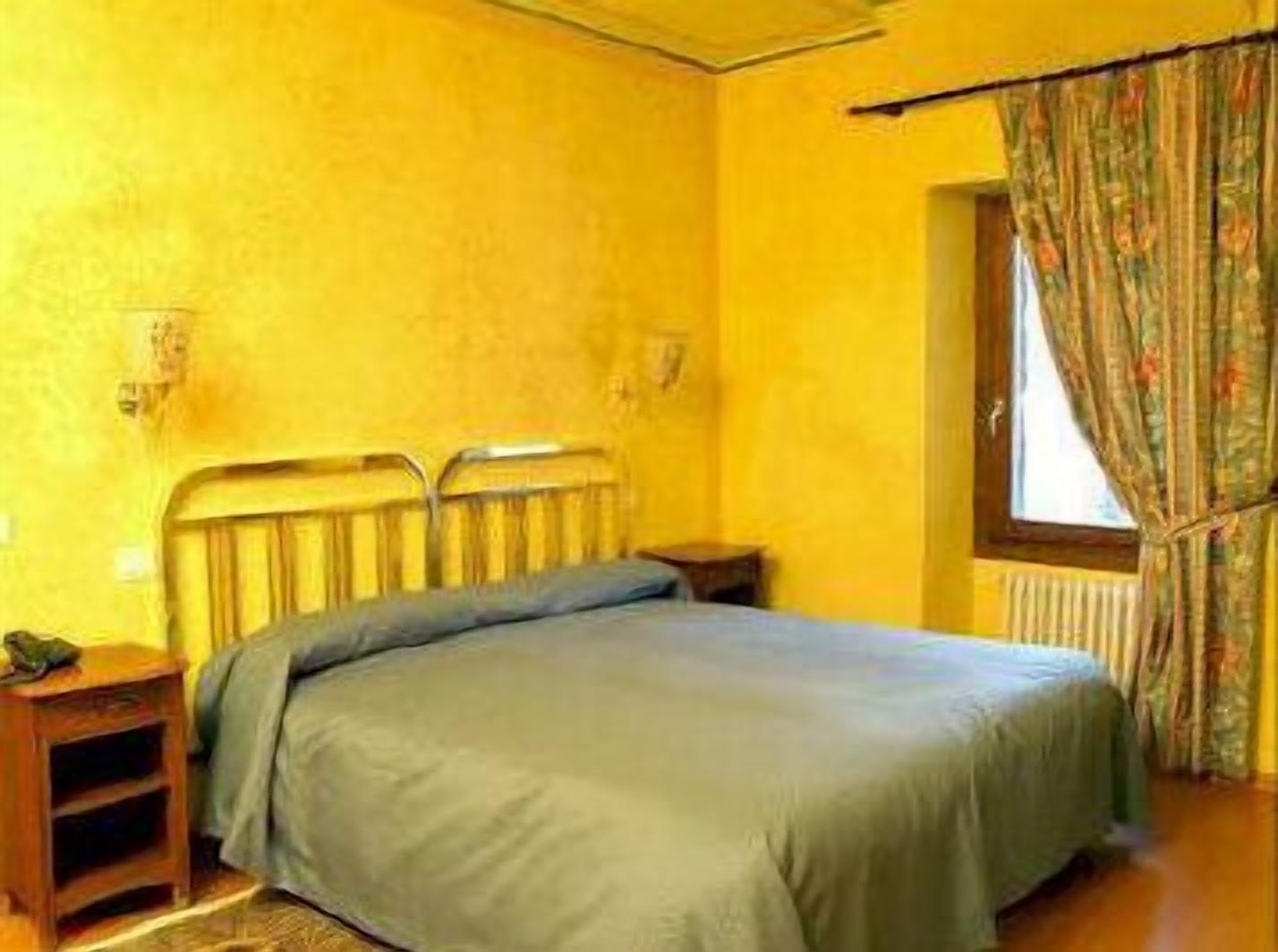 classic double room | 1 bedroom, in-room safe, desk, laptop workspace