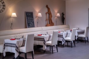 S'hi serveixen esmorzars, dinars, sopars i plats de cuina francesa