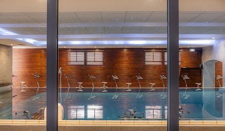 Indoor pool, sun loungers