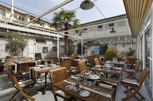 Se sirven desayunos, almuerzos y cenas; cocina francesa