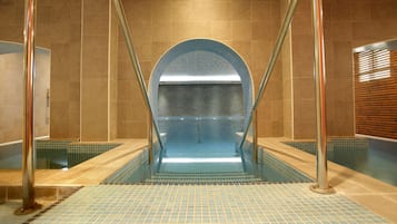 Piscina interna, espreguiçadeiras