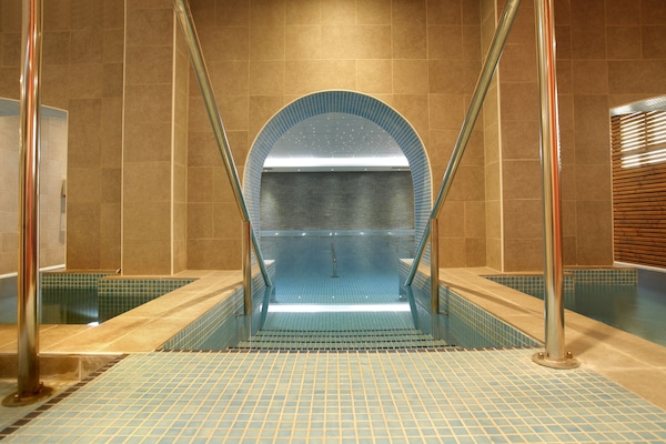 Piscine couverte, chaises longues