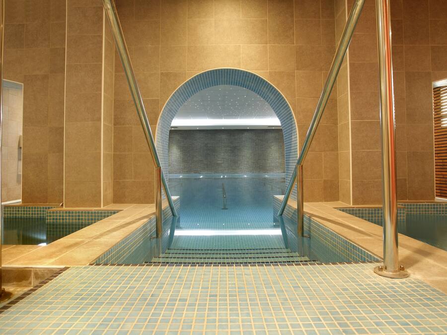 Indoor pool, sun loungers