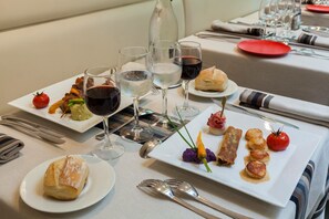 Breakfast, lunch and dinner served - The Originals City, Hôtel Les Thermes de l'Avenue (Dax)