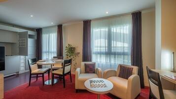 Estudio | Escritorio, insonorización, wifi gratis y ropa de cama