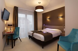 Escritorio, sistema de insonorización, wifi gratis y ropa de cama 