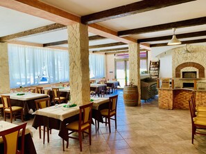 2 restaurants servant le petit déjeuner, spécialités Cuisine locale