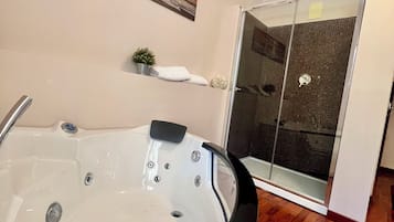 Luxury Room | Bathroom | Shower, rainfall showerhead, free toiletries, hair dryer