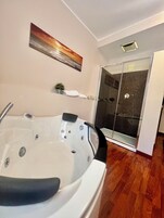 Luxury Room | Bathroom | Shower, rainfall showerhead, free toiletries, hair dryer