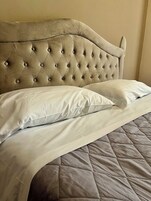 Luxury Room | Hypo-allergenic bedding, memory foam beds, individually furnished, desk