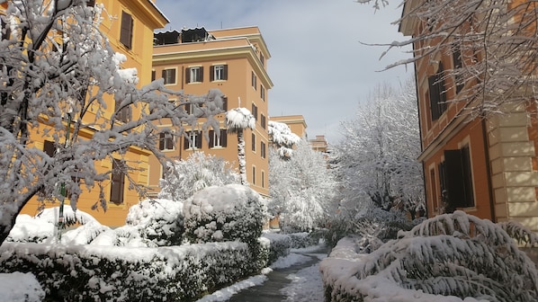 Uma rua coberta de neve com edifícios em ambos os lados.