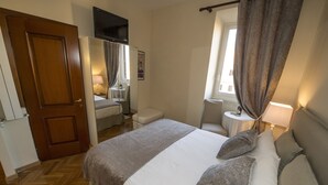 Down duvets, desk, blackout curtains, iron/ironing board (on request) - Bed & Breakfast A Casa di Lia a Roma (Rome)