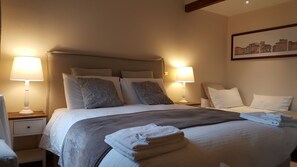 Superior kamer, 1 twee- of 2 eenpersoonsbedden, bubbelbad | Donsdekens, een bureau, verduisterende gordijnen
