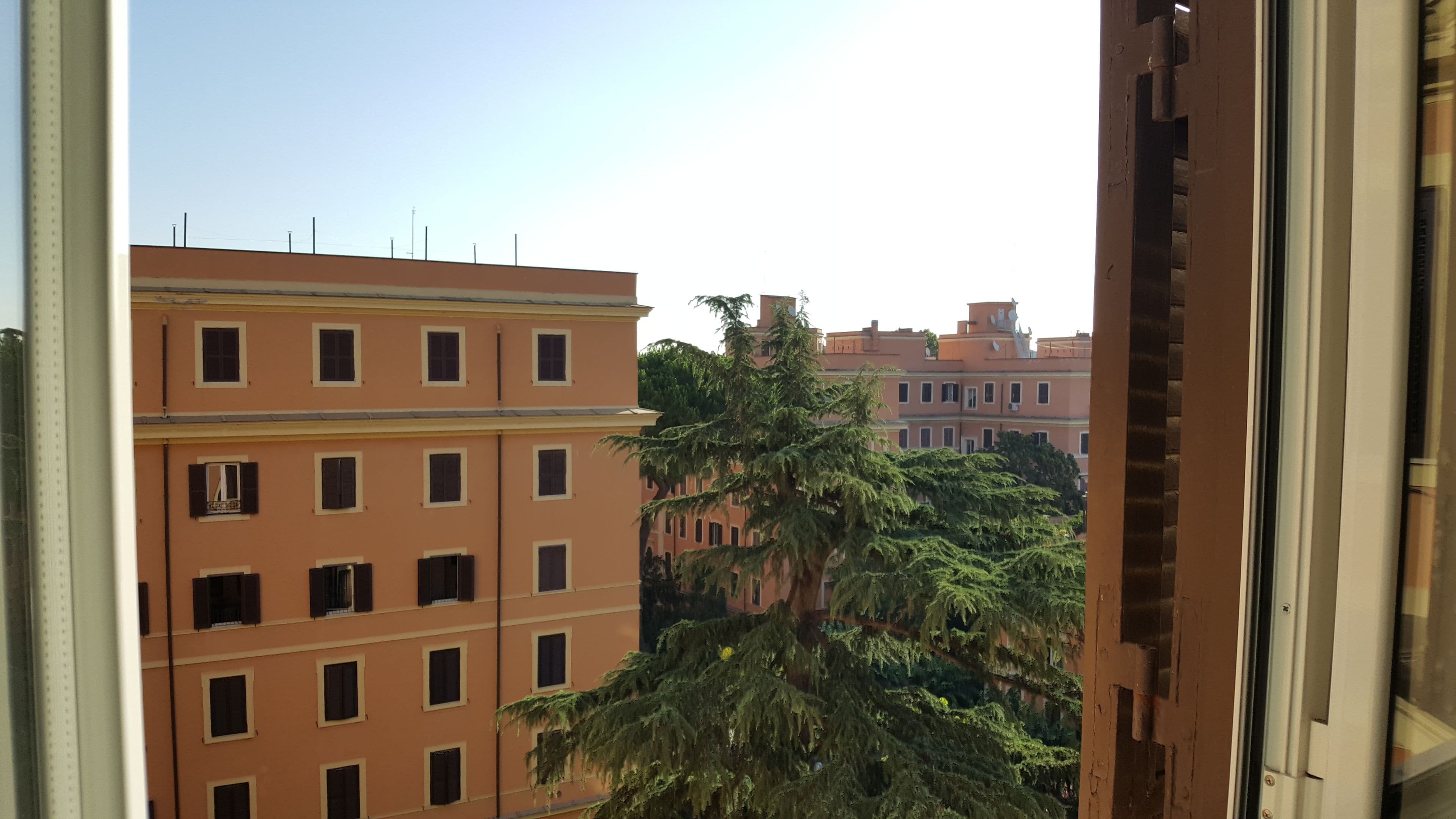 Ein Blick auf ein mehrgeschossiges Gebäude mit einheitlicher Fassade und regelmäßig angeordneten Fenstern.