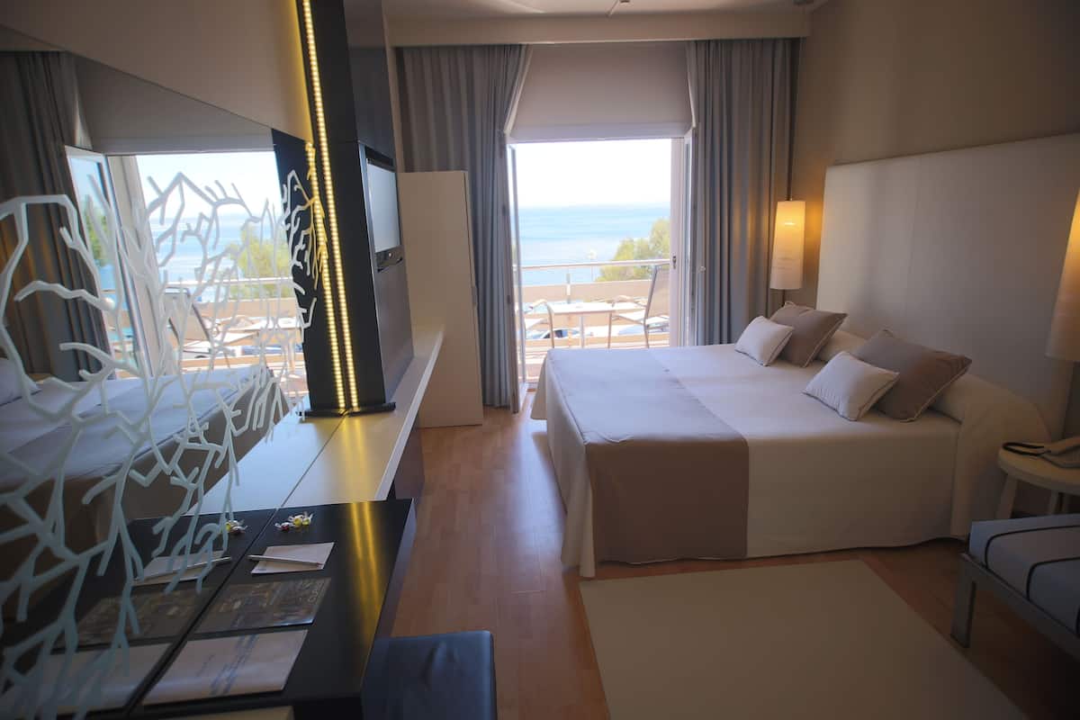 Standard Double Room, Sea View | Bar mini, peti besi dalam bilik, katil bayi/kot (percuma)