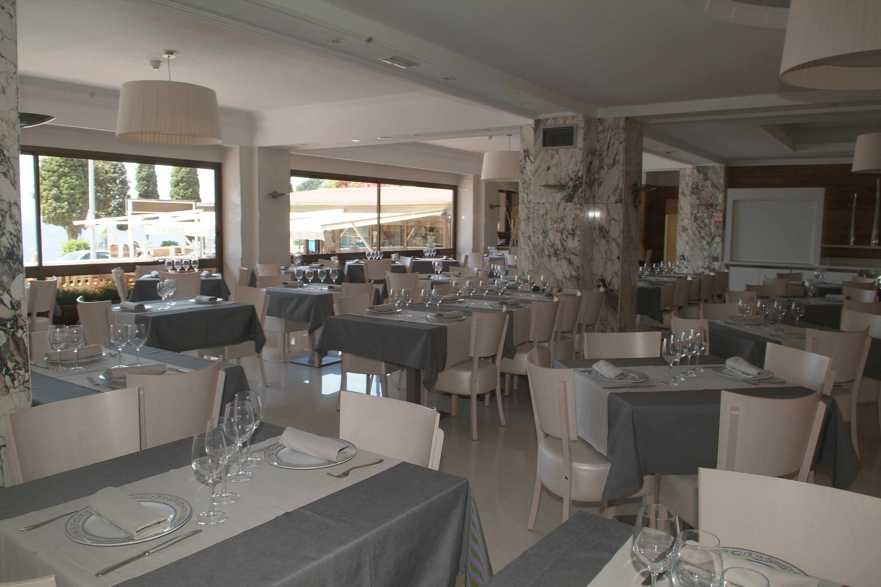 2 restaurants, breakfast served