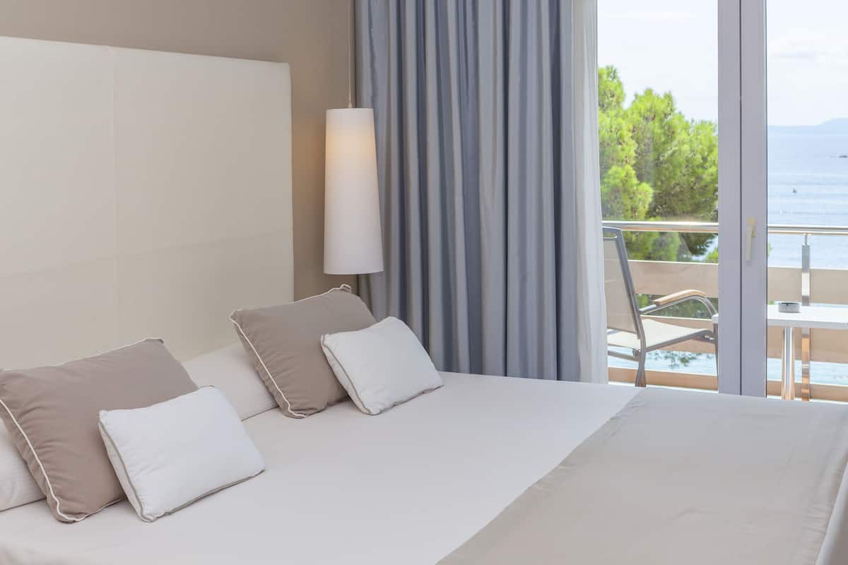 standard double room, sea view (2 adults and 1 child) | living area | tv