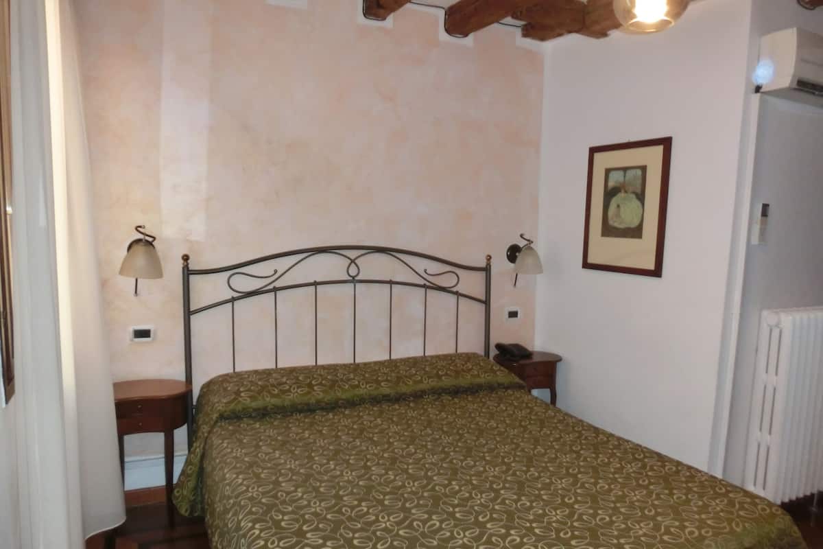 Classic Double Room | Down duvets, in-room safe, individually furnished, desk