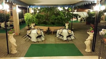 Sarapan, makan tengah hari, makan malam dihidangkan; masakan tempatan