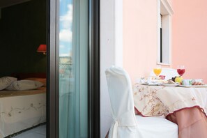 Tweepersoonskamer | Een kluis op de kamer, individueel gedecoreerd, een bureau