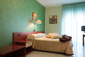 Single Room | In-room safe, individually decorated, desk, cribs/infant beds - Hotel Leon (San Giovanni Rotondo)