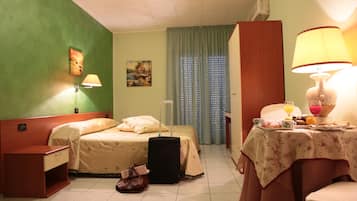 Double Room | Peti besi dalam bilik, dihias secara berasingan, meja