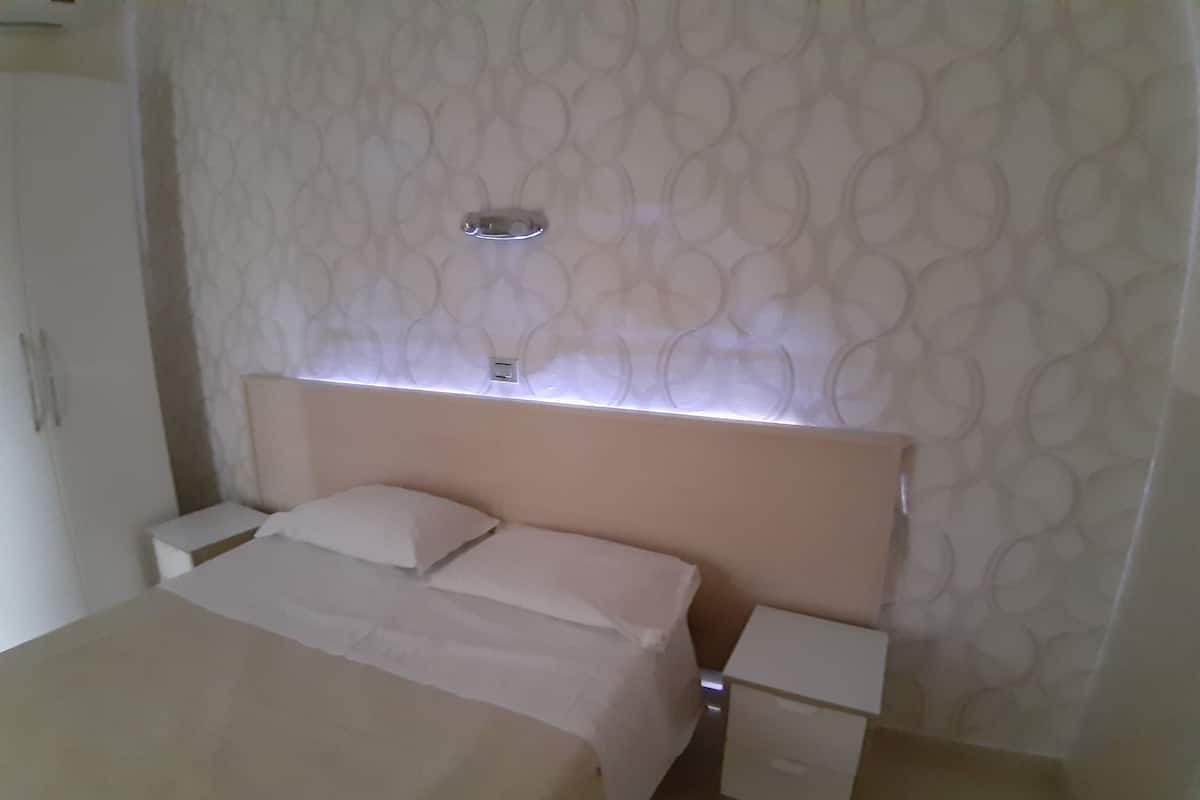 Double or Twin Room | In-room safe, desk, WiFi, bed sheets
